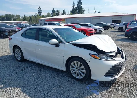 2018 Toyota Camry Le из США, поврежденный, VIN 4T1B11HK1JU057170